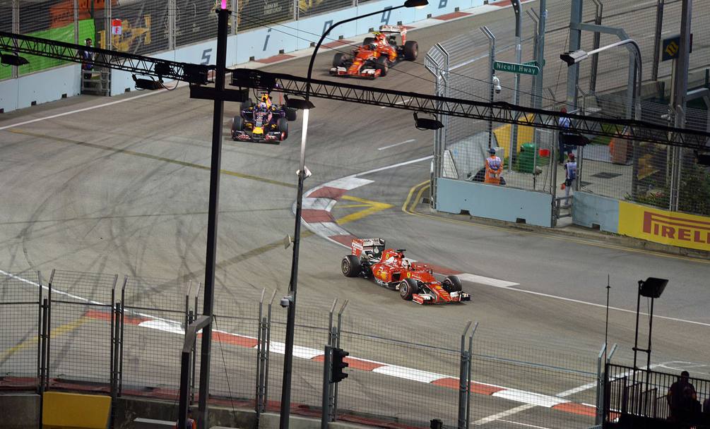 Le Safety car hanno avvicinato i primi tre, ma Vettel ha sempre tutto sotto controllo. Afp 